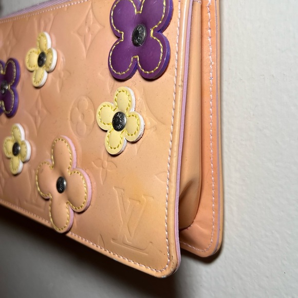 LOUIS VUITTON VERNIS FLOWERS POCHETTE - Picture 4 of 8